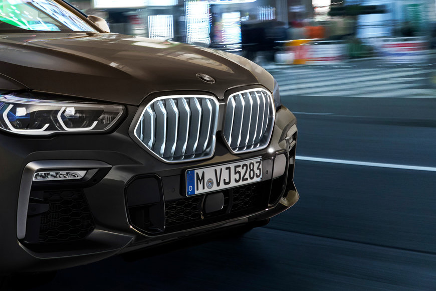 BELEUCHTETER KÜHLERGRILL VON HELLA GIBT SPORTS ACTIVITY COUPÉ UNVERWECHSELBARES ERSCHEINUNGSBILD